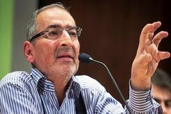 صادق زیباکلام مقابل حسینیه ارشاد آفتابی شد