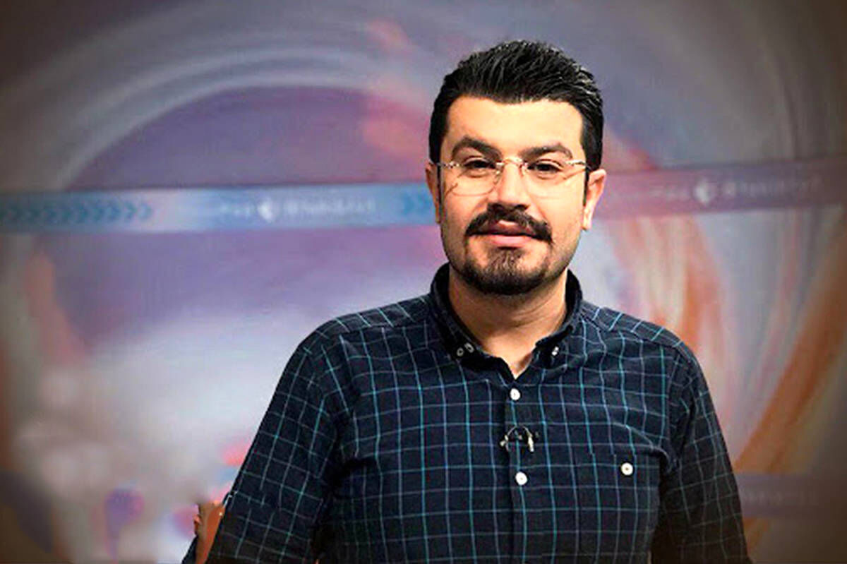 ببینید | لحظه افتادن مجری شبکه سه از روی صندلی وسط برنامه زنده!