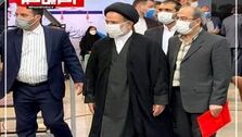 احمدی‌نژاد با خودش درگیر است