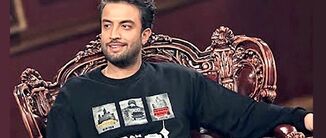 آواز خوانی بنیامین بهادری در خیابان!/مردم همه کنارشن باهاش همخوانی میکنن!+فیلم
