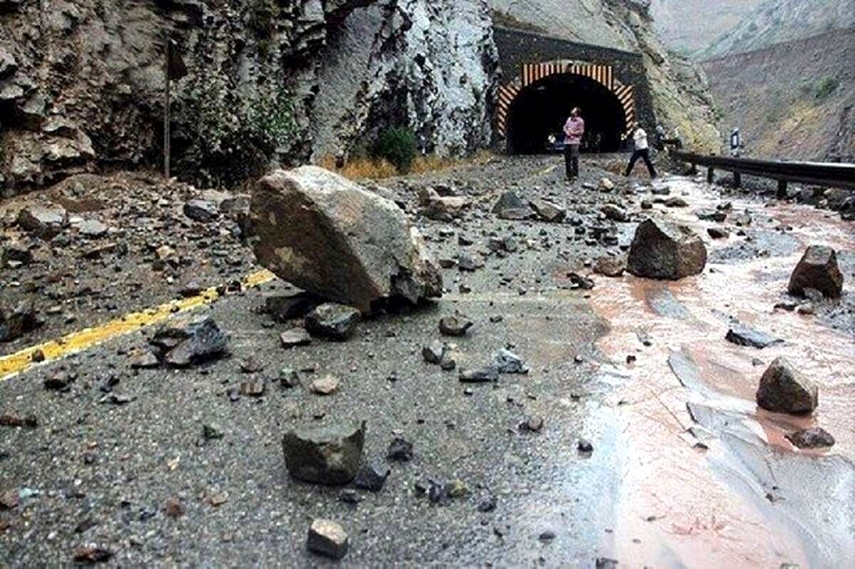 ریزش کوه این محور شمالی را مسدود کرد