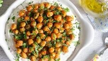 این سالاد خوشمزه بادمجان کبابی با ماست و نخود را از دست ندهید + مواد لازم