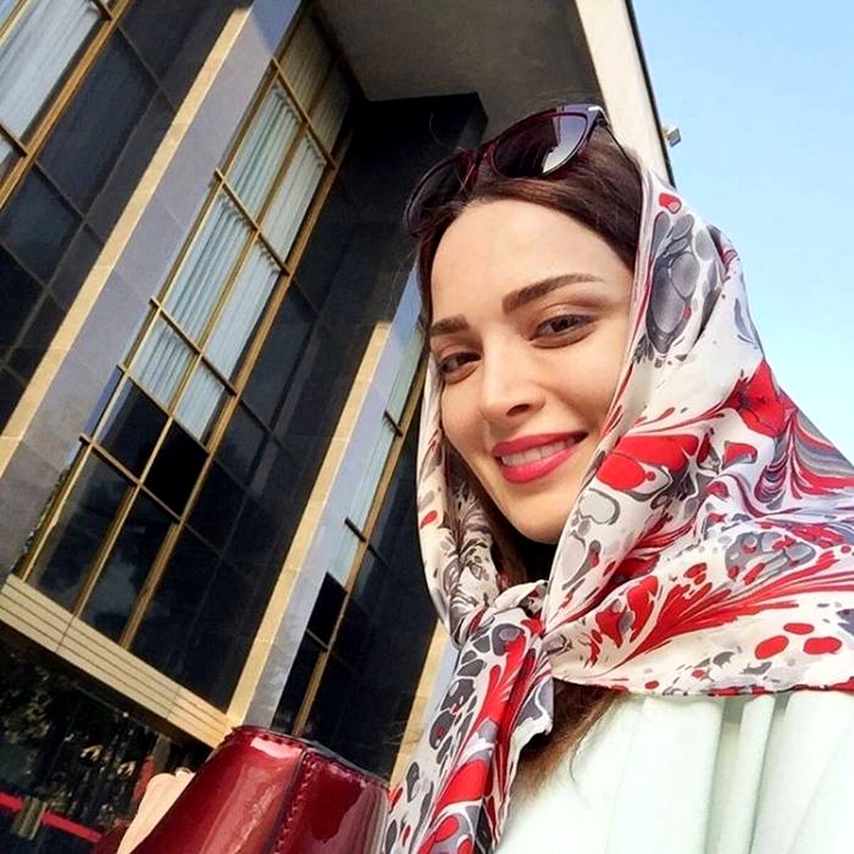 ظاهر جنجالی بهنوش طباطبایی در خیابان‌‌های مشهد! +عکس