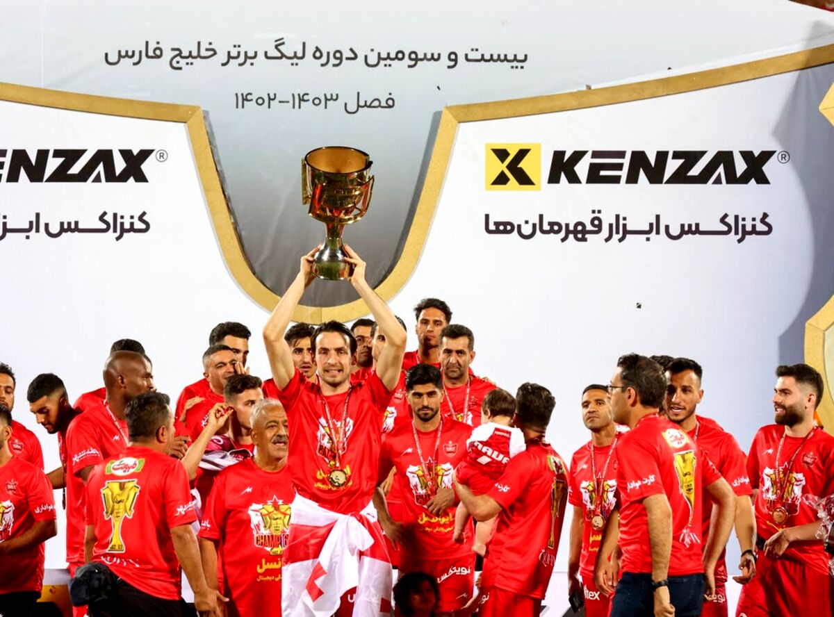 تصاویر جالب هنرمندان پرسپولیسی در استادیوم آزادی