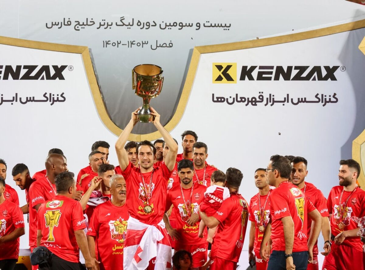 تصاویر جالب هنرمندان پرسپولیسی در استادیوم آزادی