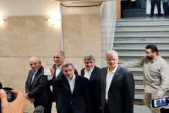 تصاویر فیگورهای احمدی نژاد مقابل خبرنگاران خارجی در ستاد انتخابات