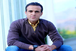 مجری معروف علی کریمی را با خاک یکسان کرد