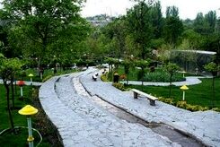 بنر عجیب در پارک پردیسان +عکس