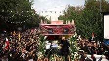 تصاویری از تبرک مردم از تابوت اسماعیل هنیه
