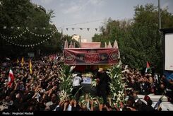 تصاویری از تبرک مردم از تابوت اسماعیل هنیه