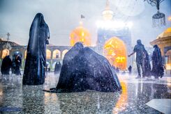 تصاویر مردم در حرم رضوی هنگام بارش سیل آسای مشهد