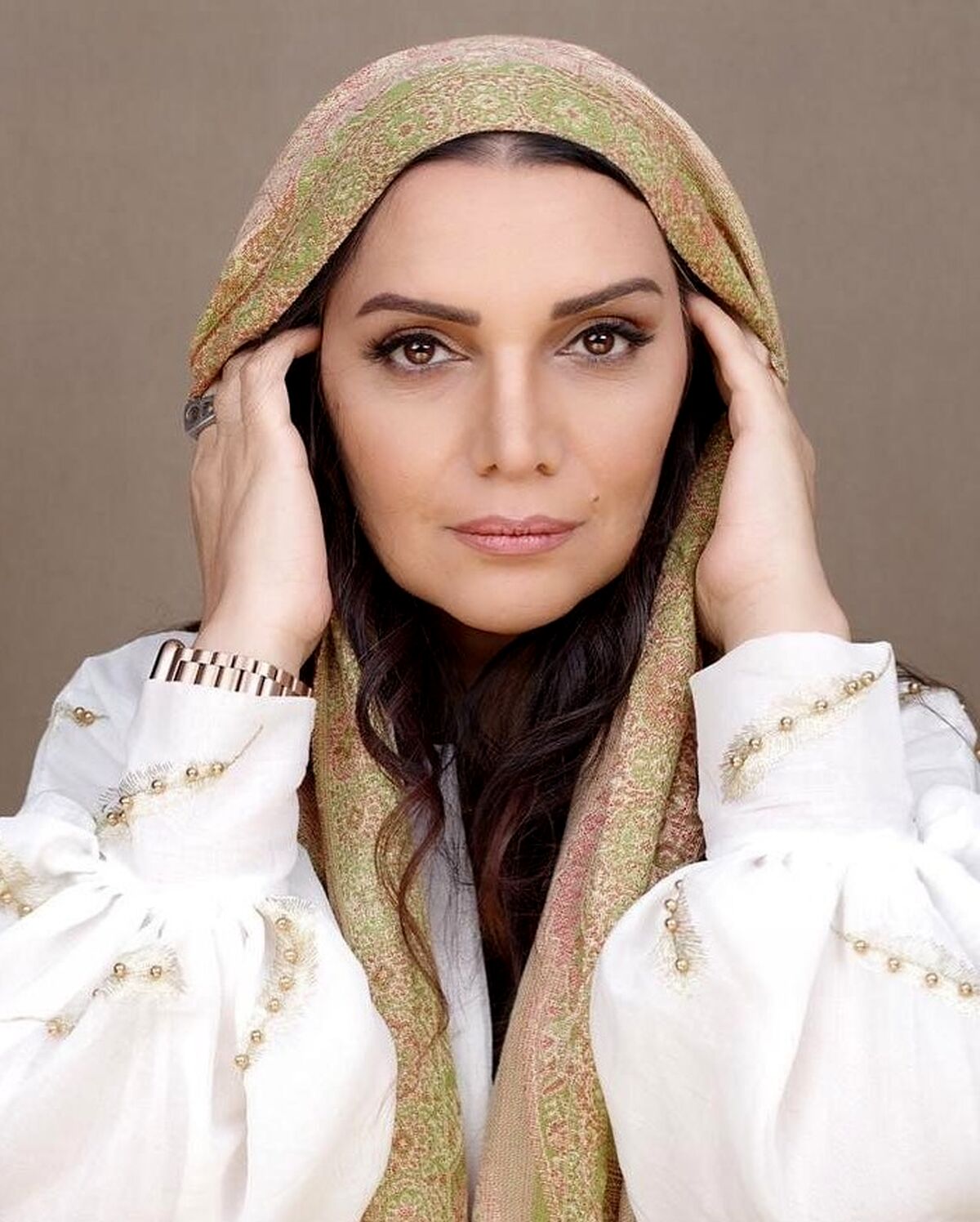 صحنه ای تلخ از الهام پاوه نژاد در زیر تابوت مادرش+ عکس