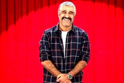 سبزه گره زدن پژمان جمشیدی و عده ای از بازیگران در پشت صحنه فیلم