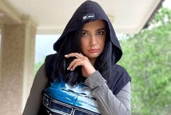 لباس پیکانی لیندا کیانی + عکس