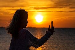 آخرین سلفی خانوادگی در حاشیه رودخانه خروشان