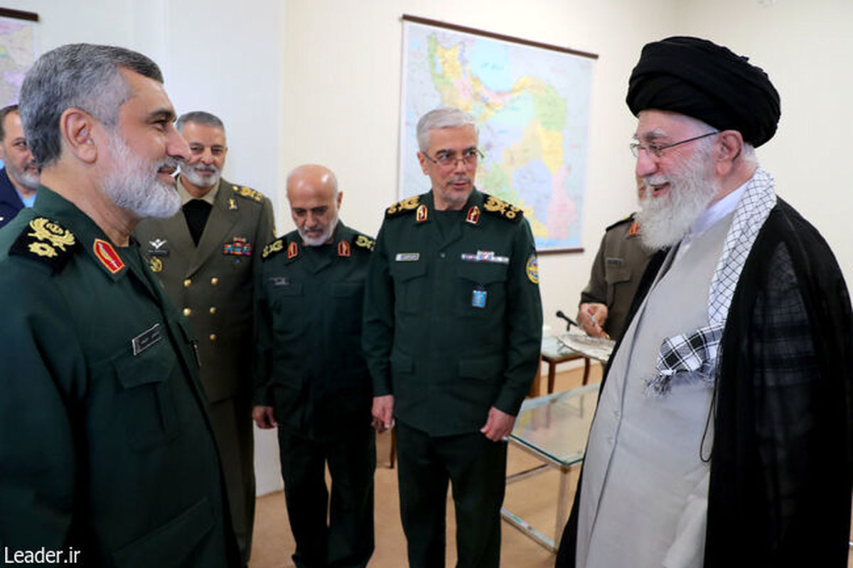 اعطای نشان فتح توسط فرمانده کل قوا به سردار حاجی‌زاده