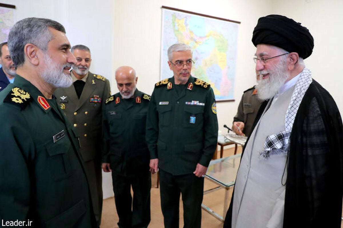 اعطای نشان فتح توسط فرمانده کل قوا به سردار حاجی‌زاده