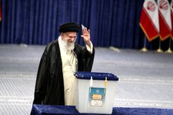 ماجرای خبرنگار زن امریکایی در هنگام رای دادن رهبری + تصاویر