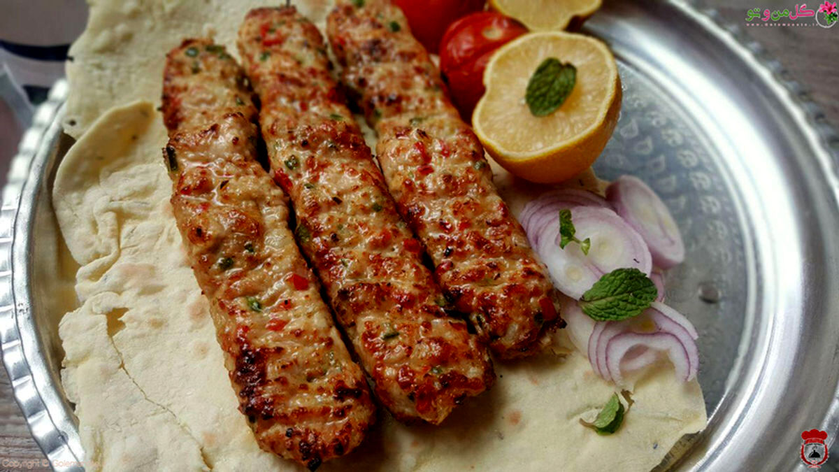 طرز تهیه کباب کوبیده؛ راز نریختن از سیخ