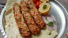 طرز تهیه کباب کوبیده؛ راز نریختن از سیخ
