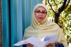 فلور نظری درکنار دو مرد با ظاهر عجیب و قدیمی! +عکس