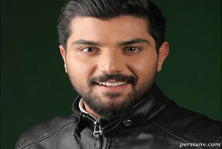 سینا مهراد در حال آشپزی کردن