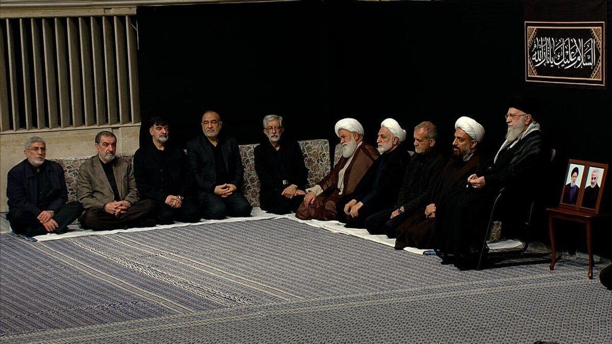 تصویر آیت الله جنتی بر روی ویلچر در بیت رهبری 