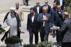 لحظه ورود پزشکیان به دفترش با استخاره از قرآن کریم + فیلم