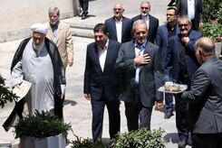 لحظه ورود پزشکیان به دفترش با استخاره از قرآن کریم + فیلم