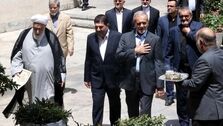 لحظه ورود پزشکیان به دفترش با استخاره از قرآن کریم + فیلم