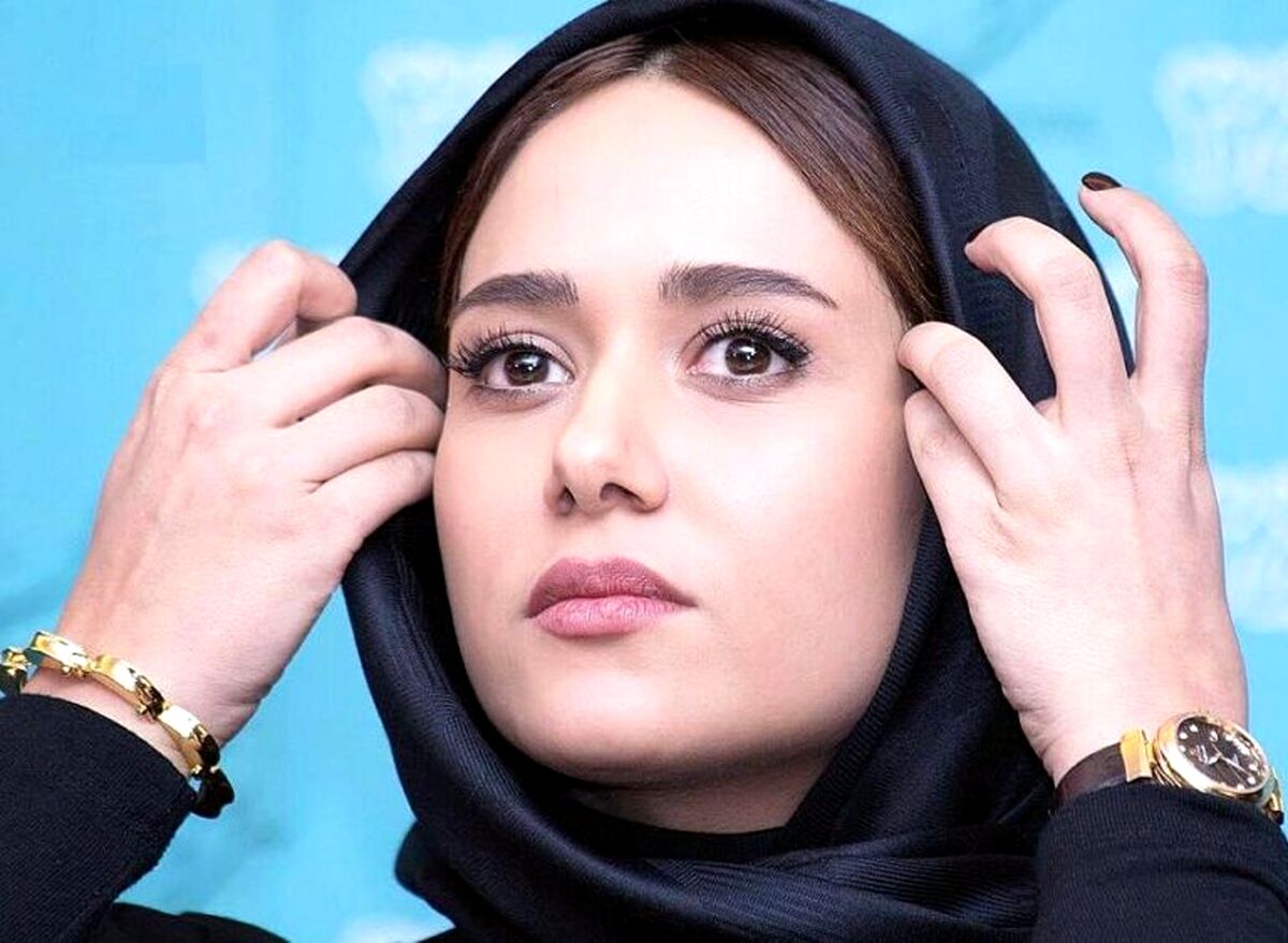 عکسی از پریناز ایزدیار با حلقه در دست