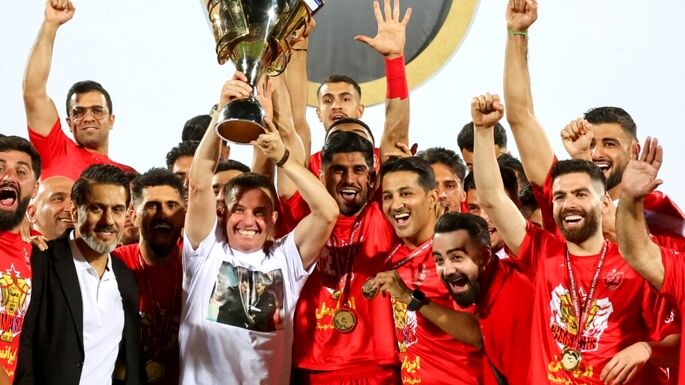 لحظه‌ بالا بردن جام قهرمانی توسط پرسپولیسی‌ها