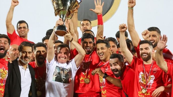لحظه‌ بالا بردن جام قهرمانی توسط پرسپولیسی‌ها