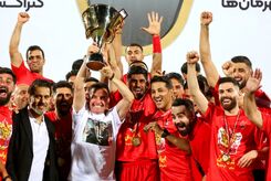 لحظه‌ بالا بردن جام قهرمانی توسط پرسپولیسی‌ها
