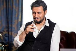 سلفی بامزه جواد عزتی با دوستانش