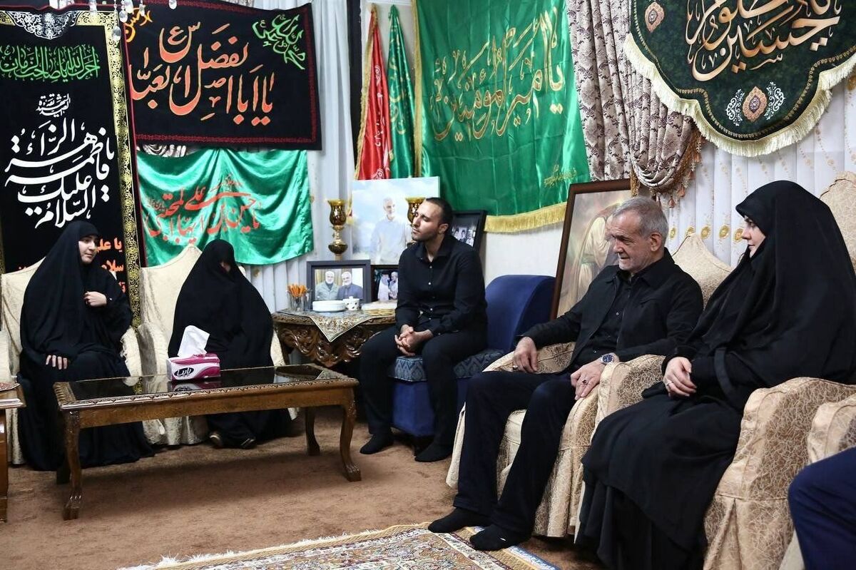 تصاویر پزشکیان و دخترش در خانه شهید سلیمانی + عکس هدیه ای که گرفت