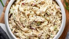 طرز تهیه سالاد مرغ و کلم برگ؛ یک سالاد خوشمزه بهاری