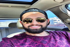 محسن افشانی احمدی نژاد را با خاک یکسان کرد