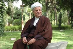 هاشمی رفسنجانی با لباسی عجیب در ژاپن / هاشمی و باهنر در خیابان های ژاپن