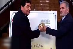 لحظه رونمایی از تمبر بزرگداشت شهید رئیسی و شهدای خدمت