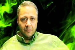تیپ گنگ مازیار لرستانی با کروات قرمز جیغ