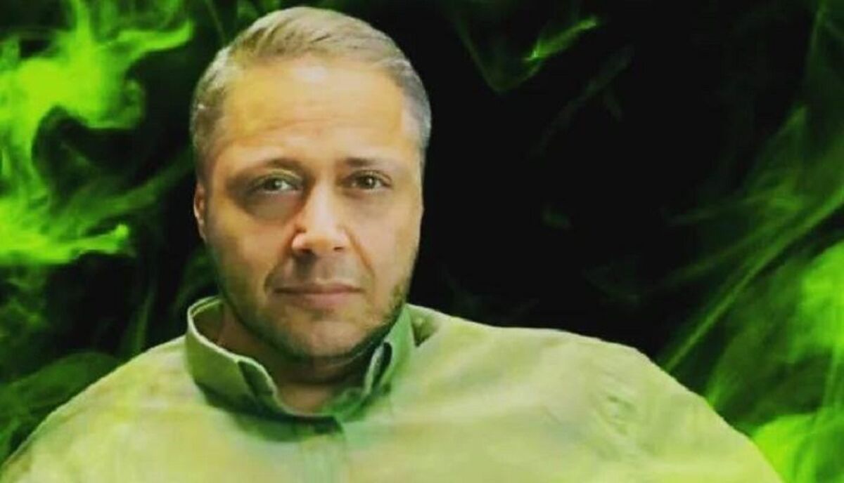 تیپ گنگ مازیار لرستانی با کروات قرمز جیغ